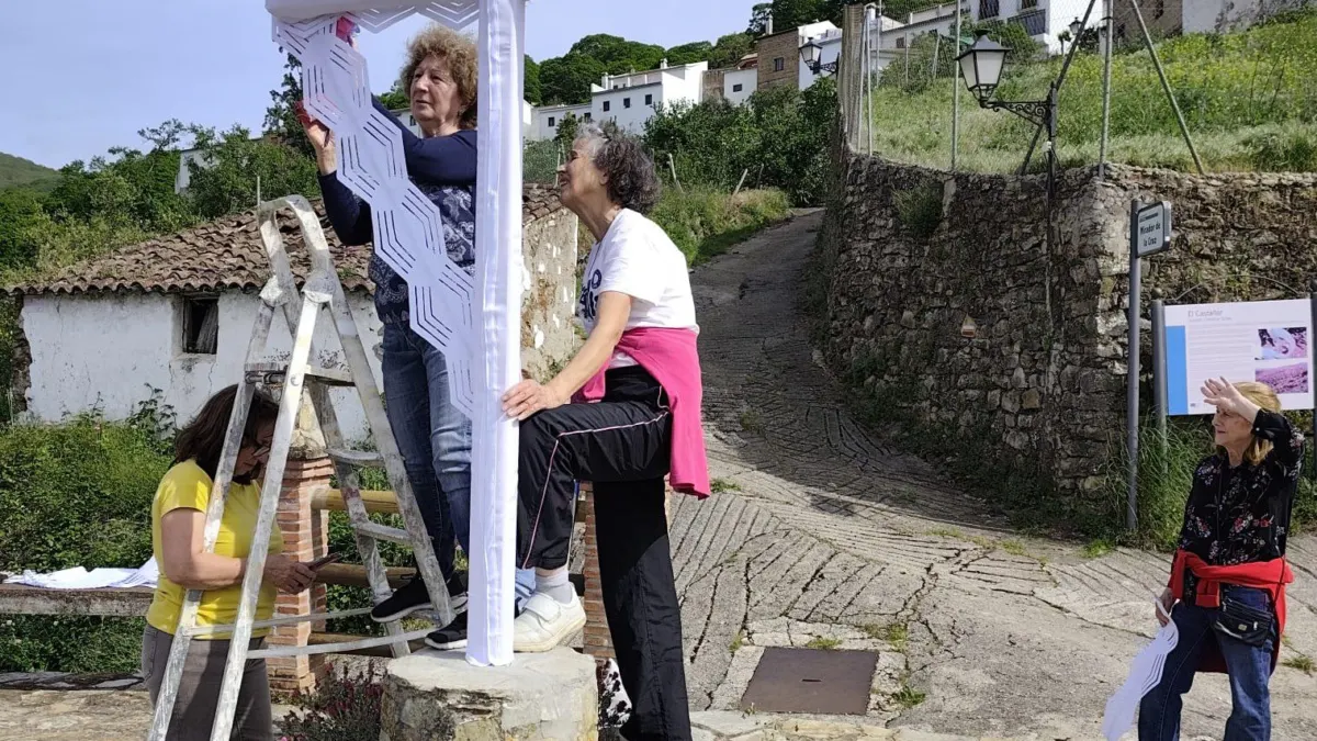 Pujerra recupera la tradición de ‘vestir’ la cruz en las Cruces de Mayo