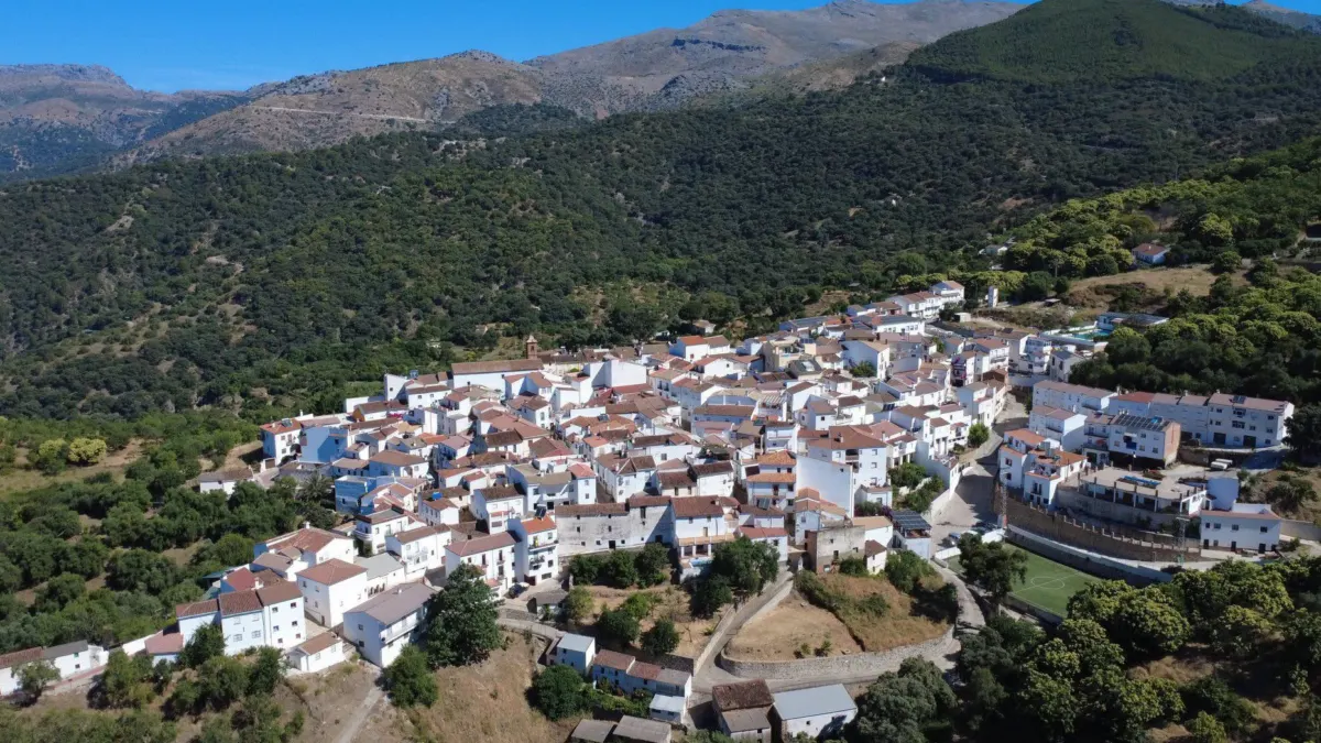 La unión de los pequeños da fuerza a una gran escuela de verano gratuita en pueblos del Valle del Genal