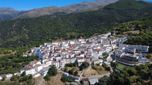 La unión de los pequeños da fuerza a una gran escuela de verano gratuita en pueblos del Valle del Genal