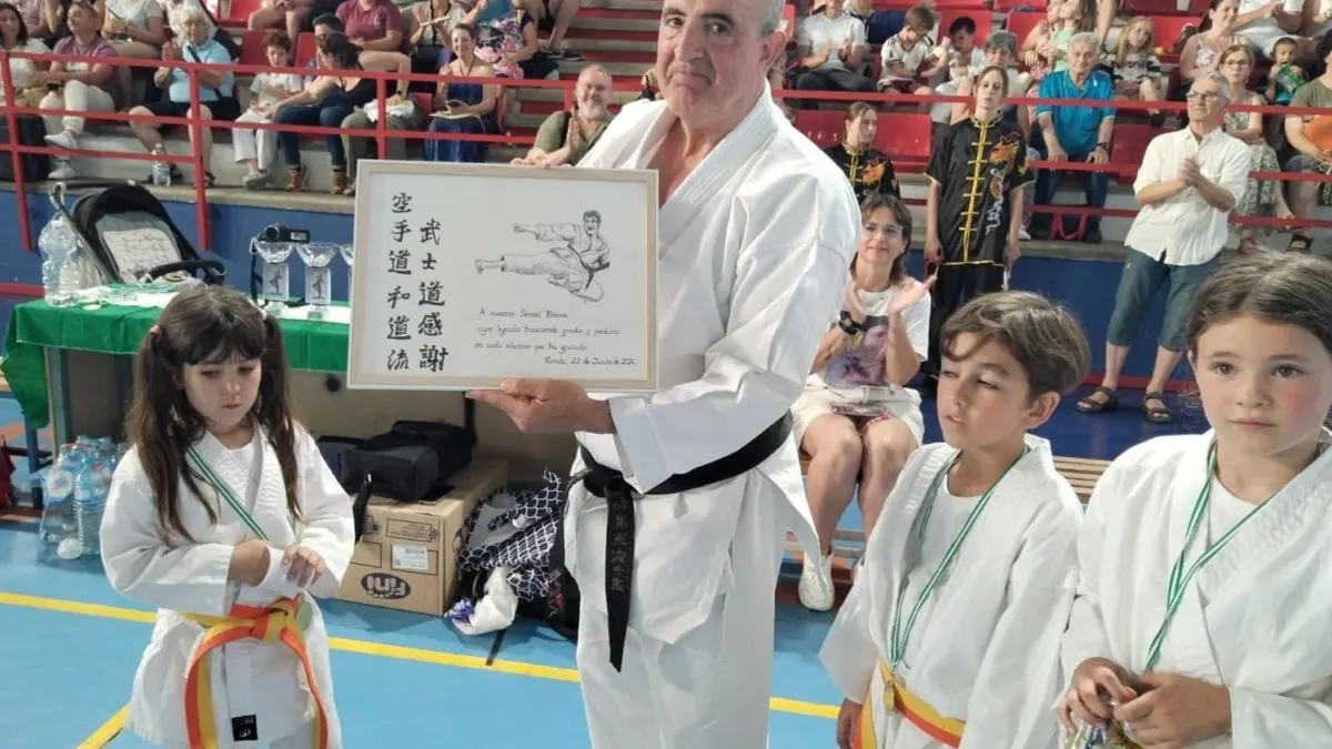 El Club Bushido rinde homenaje a Antonio Bravo en el 40 aniversario de una vida dedicada al kárate