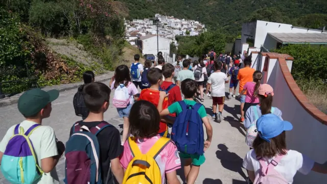 Más de 200 escolares participan en Benarrabá en una jornada de convivencia entre centros educativos