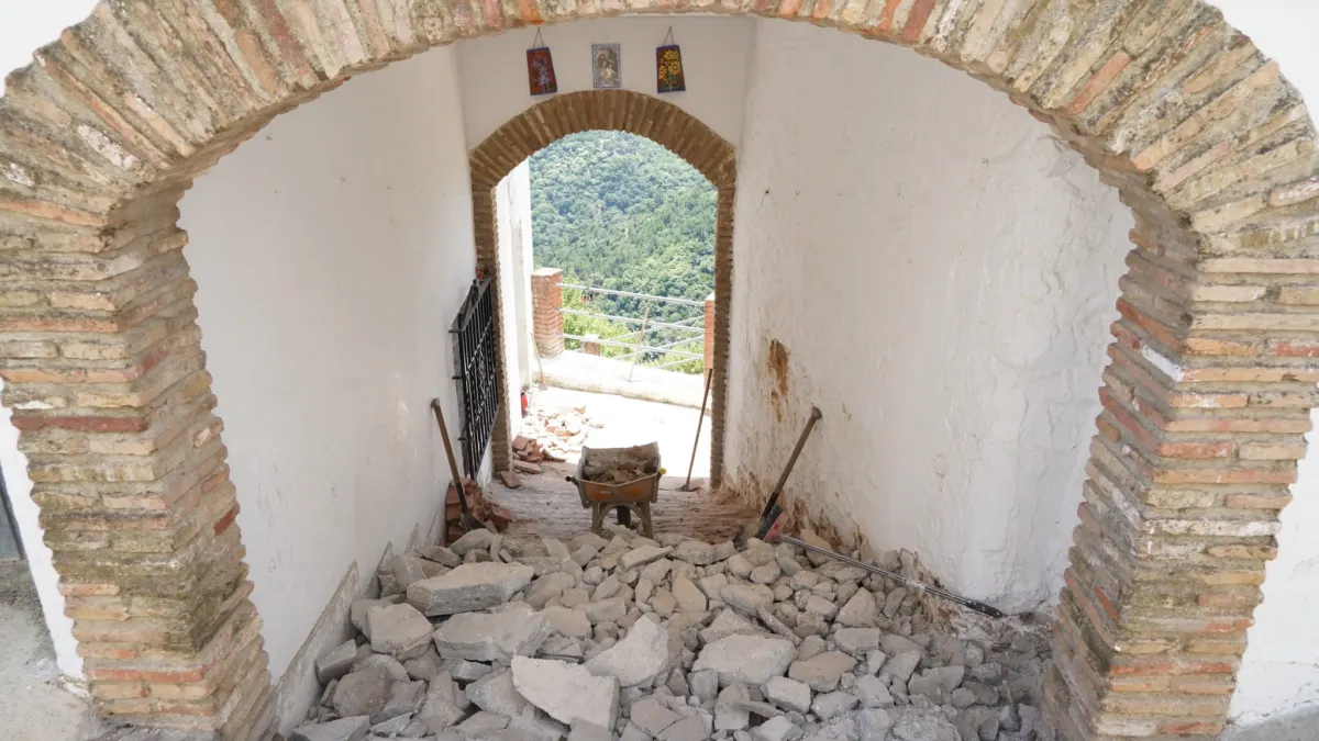 Algatocín realiza mejoras en el acceso a un edificio público