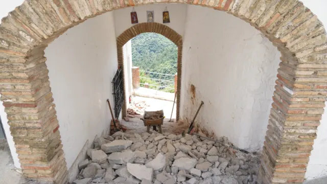 Algatocín realiza mejoras en el acceso a un edificio público