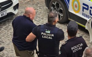 El detenido por la amenaza a la alcaldesa de Ronda es un mayor con problemas mentales, natural de Jimera de Líbar y residente en Barcelona. Durante el incidente la regidora no se encontraba en el Ayuntamiento