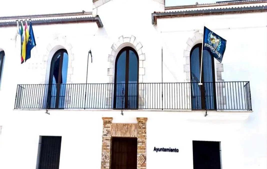 Polémica en Gaucín por la presencia de la bandera de una peña de fútbol en el balcón del Ayuntamiento