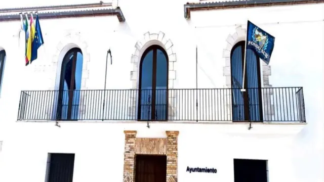 Polémica en Gaucín por la presencia de la bandera de una peña de fútbol en el balcón del Ayuntamiento