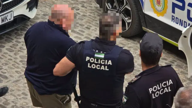 Detenido un hombre por presuntamente amenazar de muerte a la alcaldesa de Ronda en el Ayuntamiento