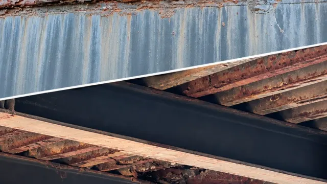 El estado del Puente de la Libertad de Ronda, en el acceso al recinto ferial, genera preocupación