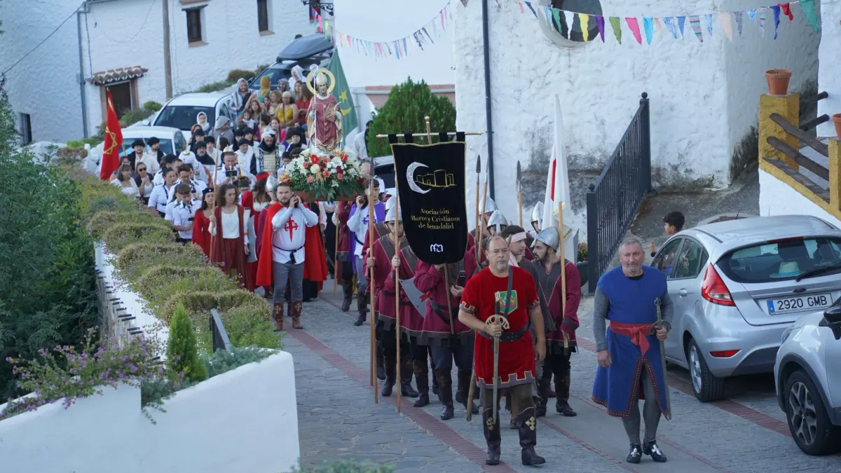 Benadalid revive su tradicional lucha de ‘Moros y Cristianos’ en el escenario único de su castillo