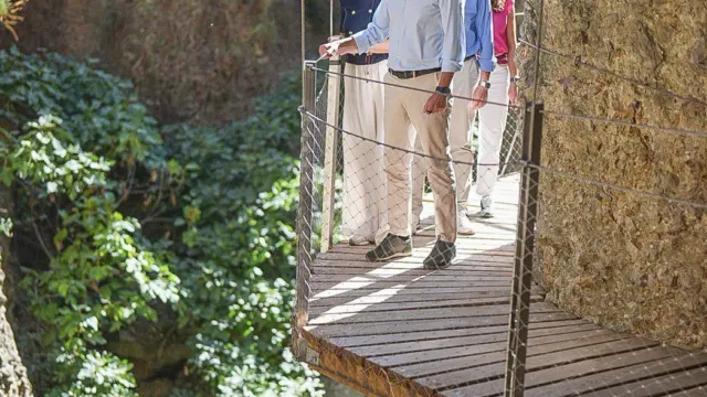 Moreno Bonilla visita Ronda sin concretar plazos ni presupuesto para la autovía