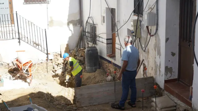 Benalauría ejecuta obras en la calle Cruz para renovar sus canalizaciones y pavimentación