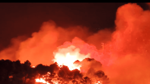 El incendio de Igualeja obliga a evacuar a medio centenar de personas y mantiene confinados a Igualeja y Parauta