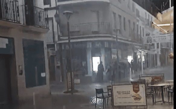 Un fuerte aguacero provoca inundaciones en calles y viviendas de Ronda y desata las quejas por el estado de las alcantarillas