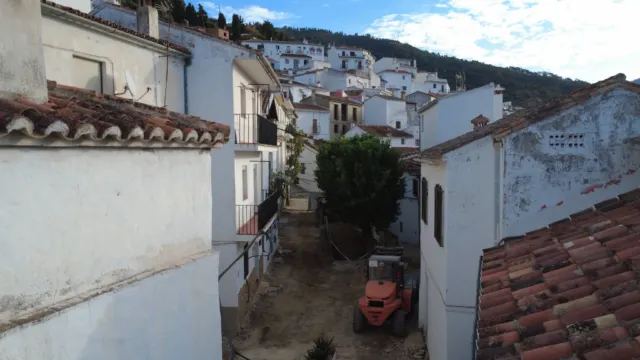 Jubrique acelera la modernización de su casco urbano con la renovación de las infraestructuras en la Plaza 'La Parra'