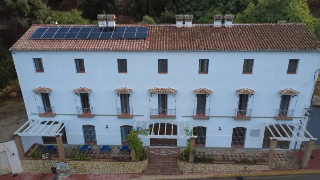 Jubrique instala placas solares en el hotel y los apartamentos municipales para avanzar en eficiencia energética