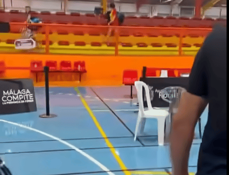 «Un poco más y se cae el techo»: Quejas de los participantes en el Campeonato Nacional de Bádminton y Parabádminton en Ronda