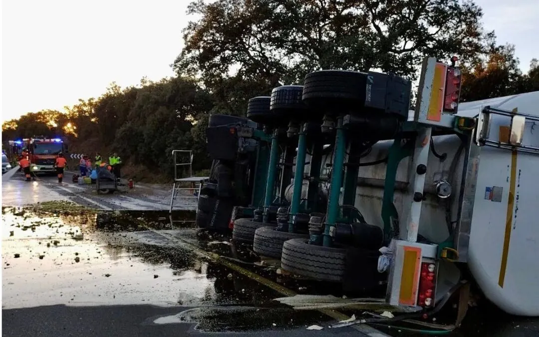 El vuelco de un camión de aceite en la A-367 en Ronda deja al conductor herido y obliga a cortar la carretera