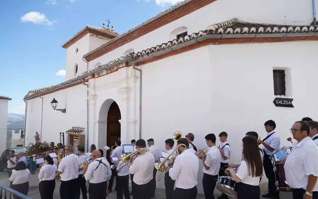 Benadalid rinde homenaje a su patrona la Virgen del Rosario en una jornada festiva y de convivencia