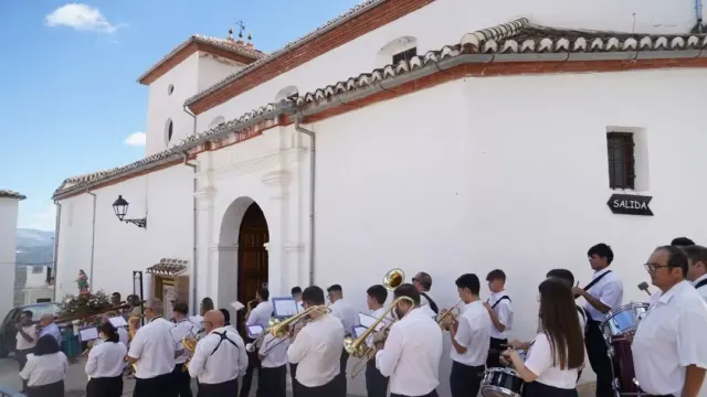 Benadalid rinde homenaje a su patrona la Virgen del Rosario en una jornada festiva y de convivencia